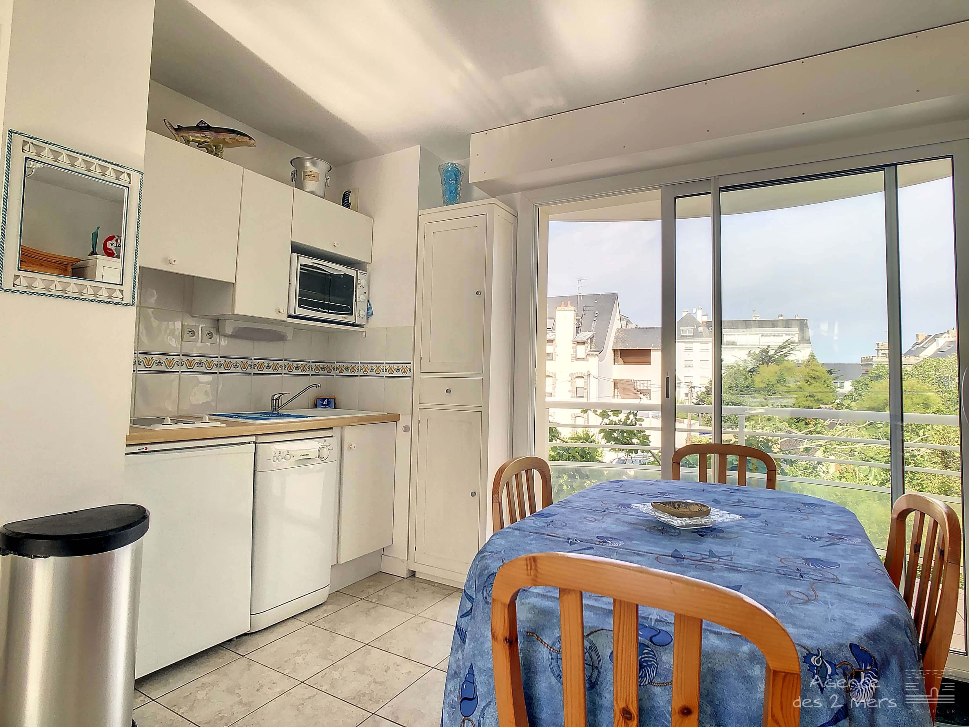 Appartement dans résidence face à la Grande Plage, à proximité immédiate du centre-ville - QUIBERON - 12_cuisine-1